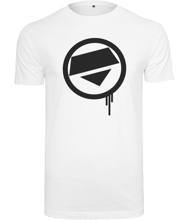 Hvid t-shirt med sort tabu logo på brystet
