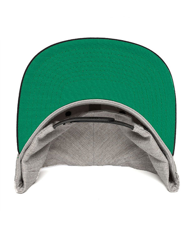 grå snapback