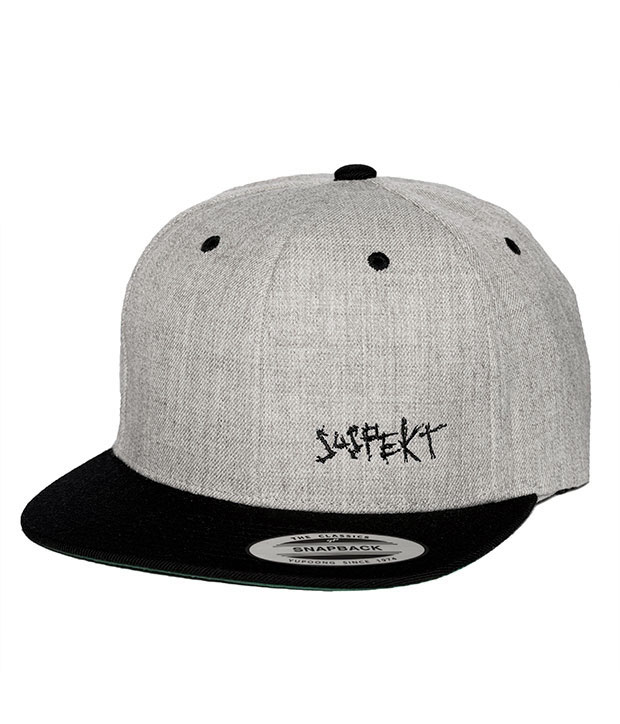 Grå snapback med sort Suspekt logo i lille