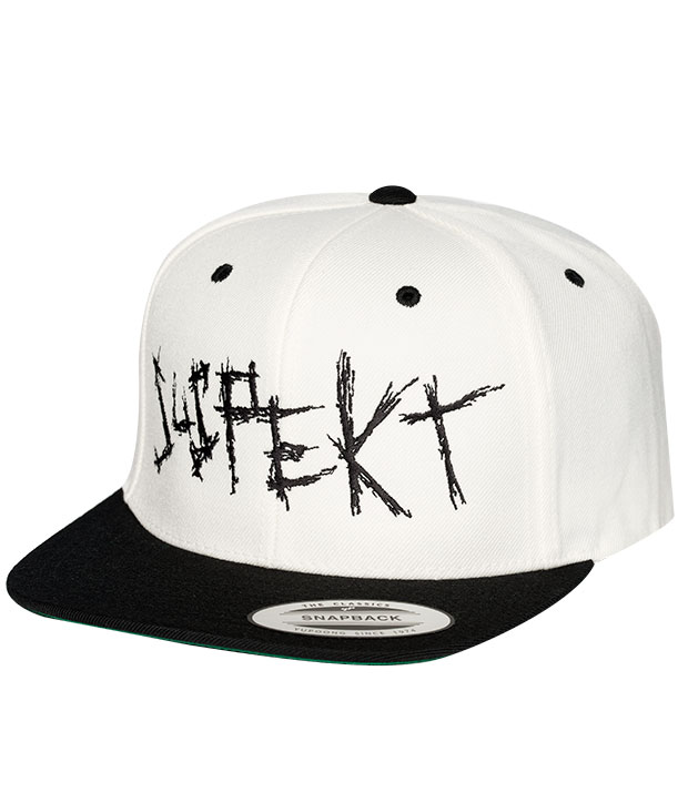 Hvid snapback cap med stort, sort Suspekt logo og sort skygge