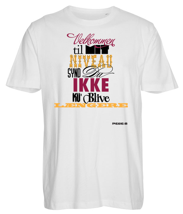 Hvid t-shirt med tryk på brystet Hvid t-shirt med teksten: velkommen til mit niveau synd du ikke ku' blive længere trykt på brystet