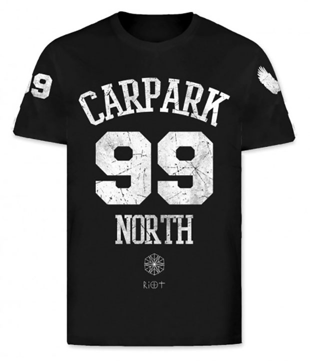 Sort t-shirt med hvidt tryk Sort t-shirt med Carpark North og nummer 99 påtrykt
